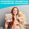 Frau mit Hund und einer Hundewindel in den Händen