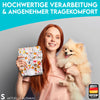 Frau mit Hund und einer Hundewindel in den Händen